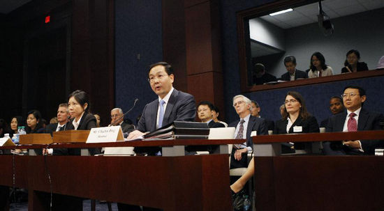 9月13日,华为高级副总裁丁少华(前)在美国会众议院情报委员会举行的