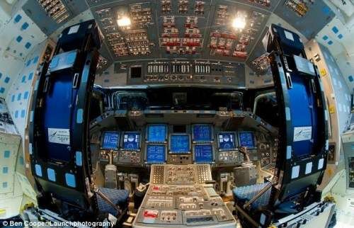 师对三艘美国国家航空宇航局(nasa)的宇宙飞船驾驶舱内部进行了拍摄